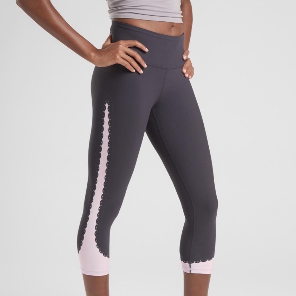 Athleta Elation Scallop Capri Leggings Size Medium